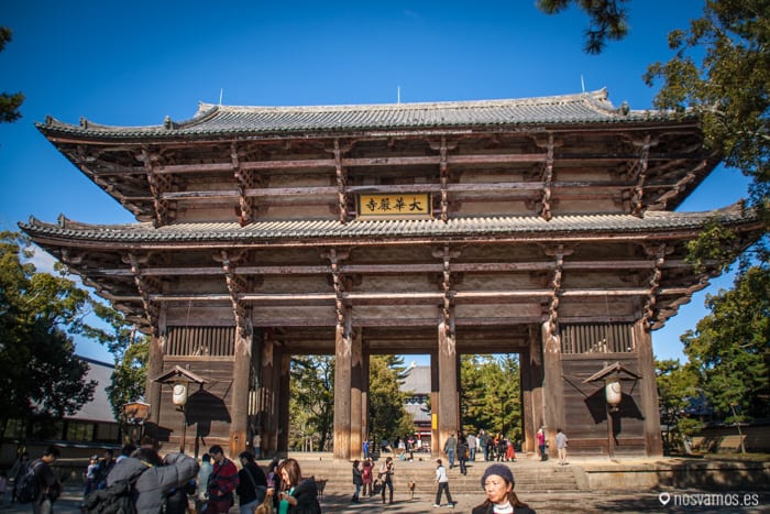 Arco de entrada al recinto del Todaiji — Nara, Japón