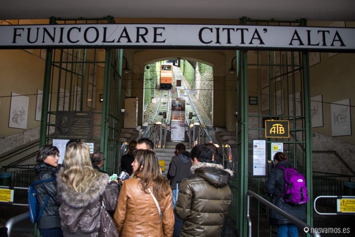 Entrada al funicular para subir a la Citta Alta — Bérgamo, Italia