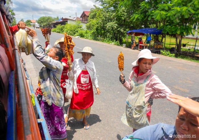 En el camino hay un par de paradas para que la gente venga a vender comida a los viajeros — 4000 islas, Laos