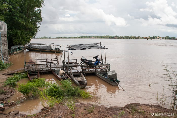 Esas son las barcas que nos cruzan — 4000 islas, Laos