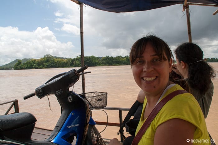 En la barca, en esta también se cruzan motos :D — 4000 islas, Laos