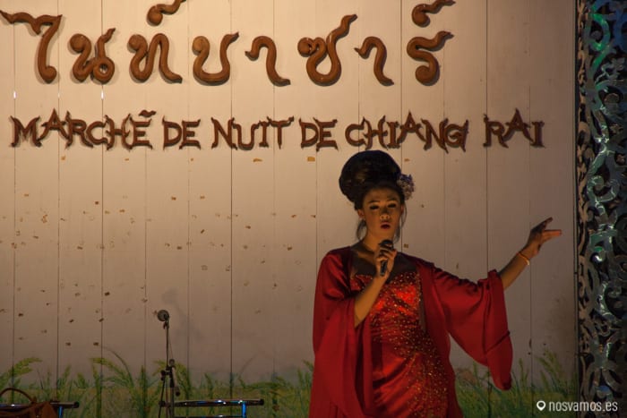 Actuación en el escenario del mercado nocturno — Chiang Rai, Tailandia