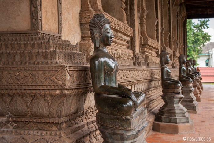 Budas en el exterior del Haw Pha Kaew © Juanjo Cacho — Vientiane, Laos