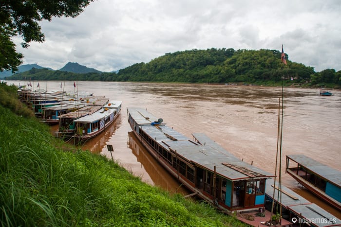 Las barcas de turistas atracadas en el Mekong — Luang Prabang, Laos