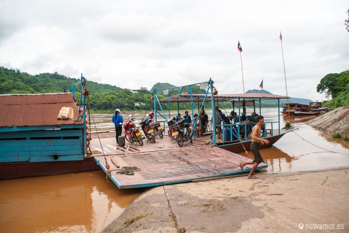 Trasbordador para cruzar el Mekong con vehículos — Luang Prabang, Laos