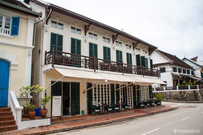 Arquitectura colonial Francesa, hay muchos edificios de este tipo — Luang Prabang, Laos