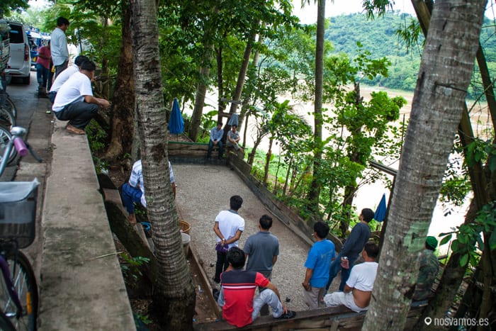 Jugando a la petanca, lo vímos por todas partes — Luang Prabang, Laos