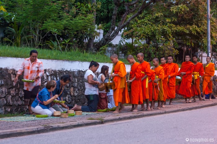 Ceremonia del Tak Bat, la gente da comida a los monjes a las 5 de la mañana © Juanjo Cacho — Luang Prabang, Laos