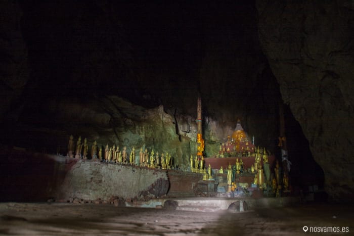 Entrada de la cueva superior, sin linternas no somos nada — Luang Prabang, Laos