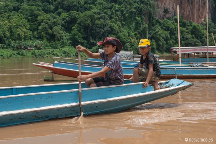 Los niños de esta zona se acostumbran enseguida a la vida en el río — Luang Prabang, Laos