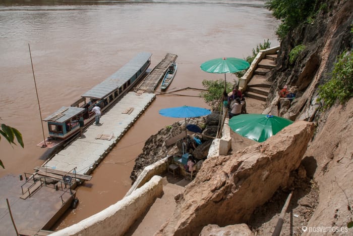 La misma barca que te cruza te espera para devolverte a tierra — Luang Prabang, Laos