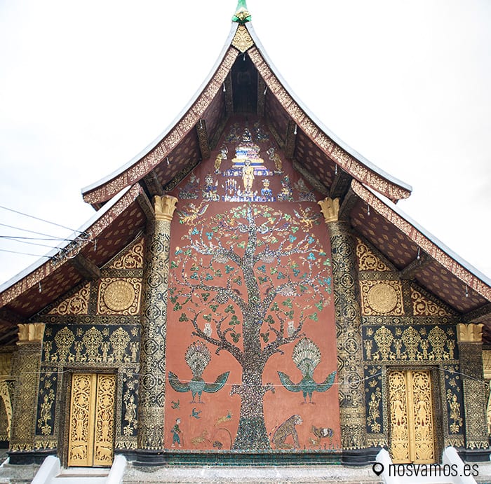 El árbol de la vida  en la fachada trasera del templo © Juanjo Cacho — Luang Prabang, Laos