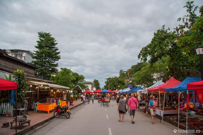 Entrada al mercado en una de las calles principales © Juanjo Cacho — Luang Prabang, Laos