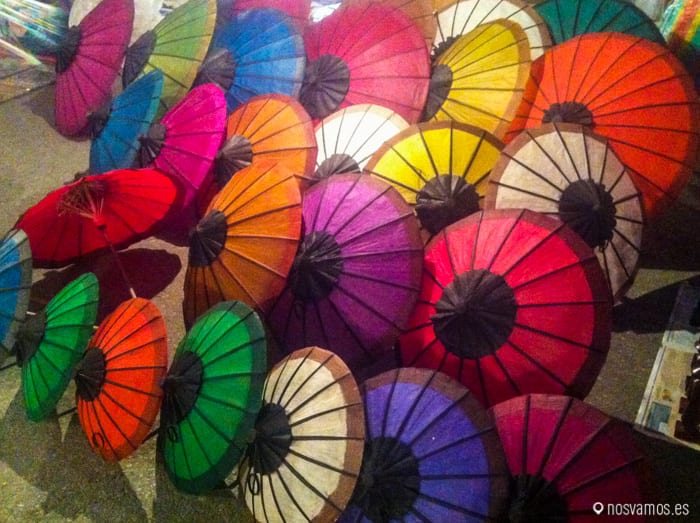 Puesto de paraguas chinos en el mercado, muy colorido todo  © Juanjo Cacho — Luang Prabang, Laos