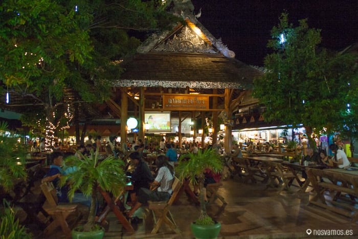 Plaza con las mesas para cenar en el mercado nocturno — Chiang Rai, Tailandia