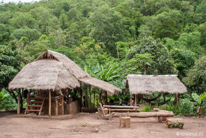 Pequeño poblado de camino a las cascadas Pam Bok — Pai, Tailandia