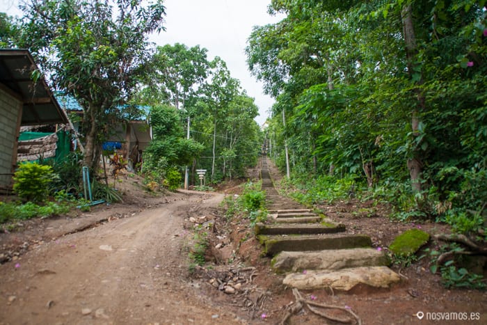 Escaleras de subida al Wat Mae Yen — Pai, Tailandia