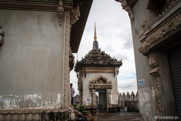 Los cuatro pilares en lo alto del arco — Vientiane, Laos