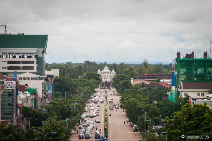 Al final de la avenida Lane Xang está el Palacio Presidencial — Vientiane, Laos