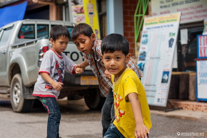 Niños jugando ;) — Vang Vieng, Laos