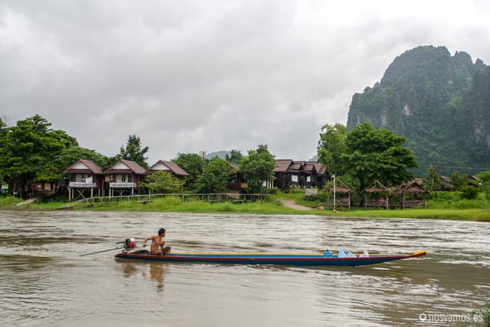 El río es el centro de toda la actividad — Vang Vieng, Laos