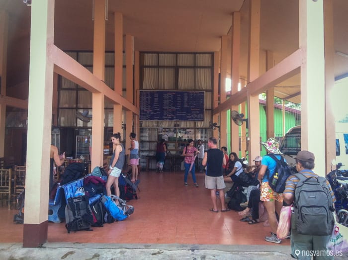Estación de Vang Vieng con nuestros compañeros de viaje