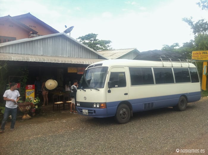 Nuestra furgoneta para 34 plazas — Vang Vieng, Laos