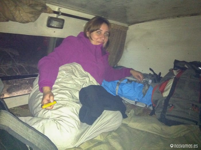 Un autobús con camas encima de los asientos, la muerte. Viajando de Udaipur a Pushkar. India 2011