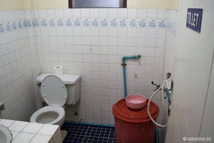 Nuestro baño compartido, el cubo grande sustituye a la ducha ;) . Bangkok 2013