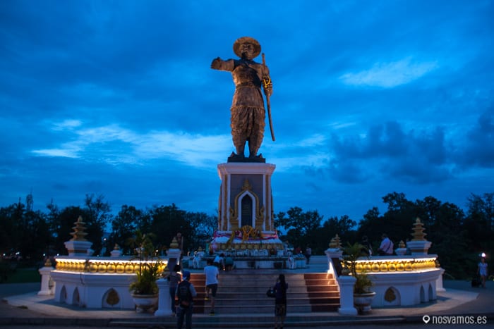 Parque y estatu de Chao Anouvong, gobernante Laosiano entre 1804 hasta 1829