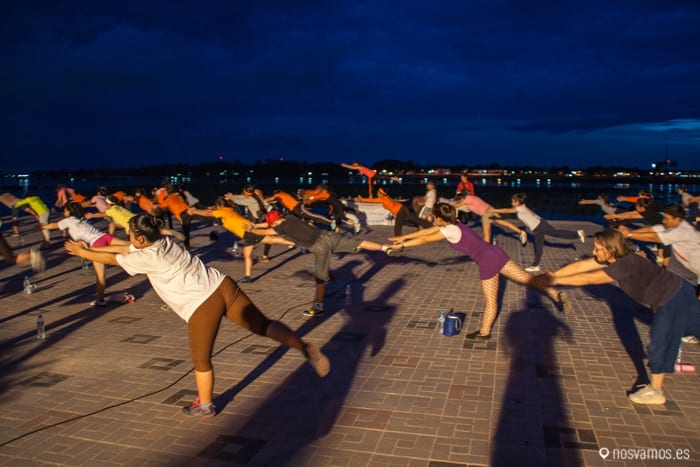 Por la noche el paseo se anuma con muchos grupos haciendo gimnasia — Vientiane, Laos