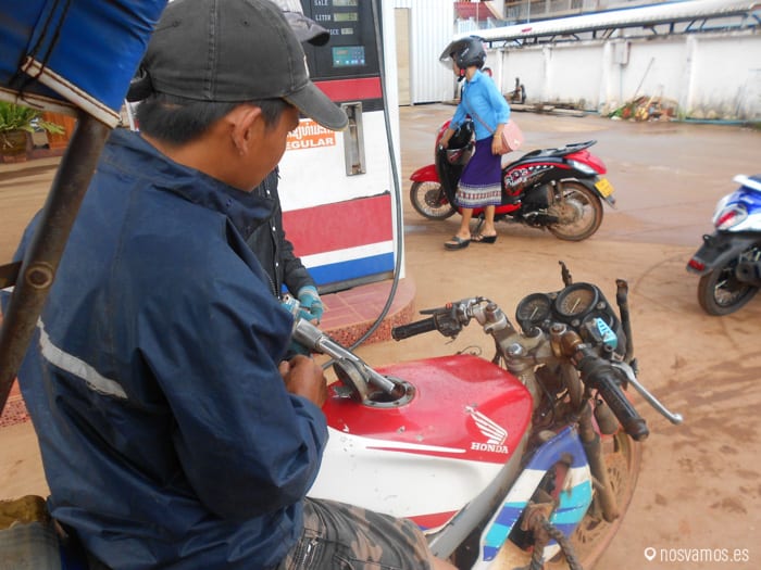 Dale más gasolina... — Pakse, Laos