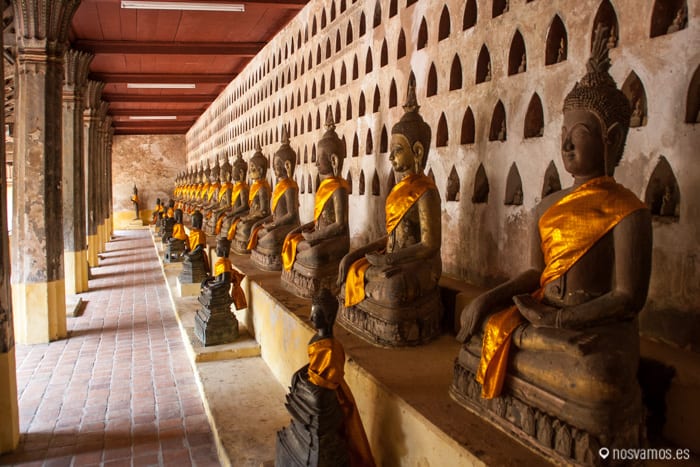 Miles de Estatuillas de Buda en los nichos del Wat Si Saket © Juanjo Cacho  — Vientiane, Laos