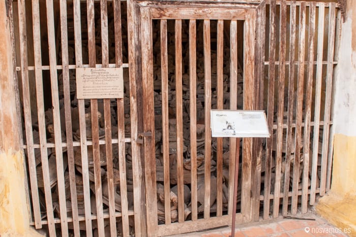 'Celda' con estatuas rotas de Buda © Juanjo Cacho — Vientiane, Laos