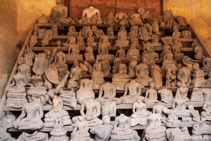 'Celda' con estatuas rotas de Buda © Juanjo Cacho — Vientiane, Laos