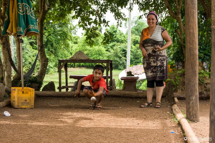Ruth jugando a la petanca — 4000 islas, Laos