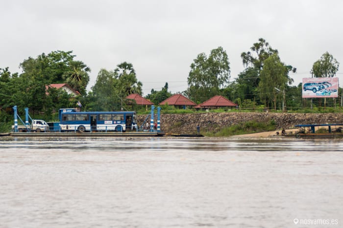 Los autobuses llegan en barca — 4000 islas, Laos