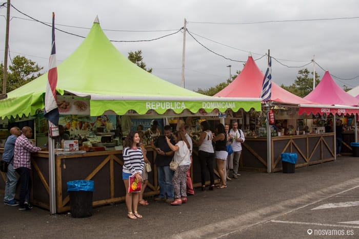 Puestos de comida de muchos países — Santander, España