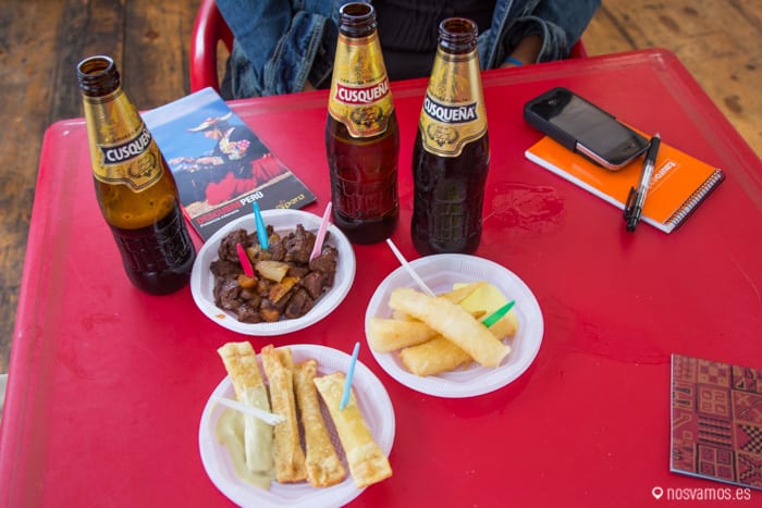Anticuchos, yuca frita y palitos de queso de Perú — Santander, España