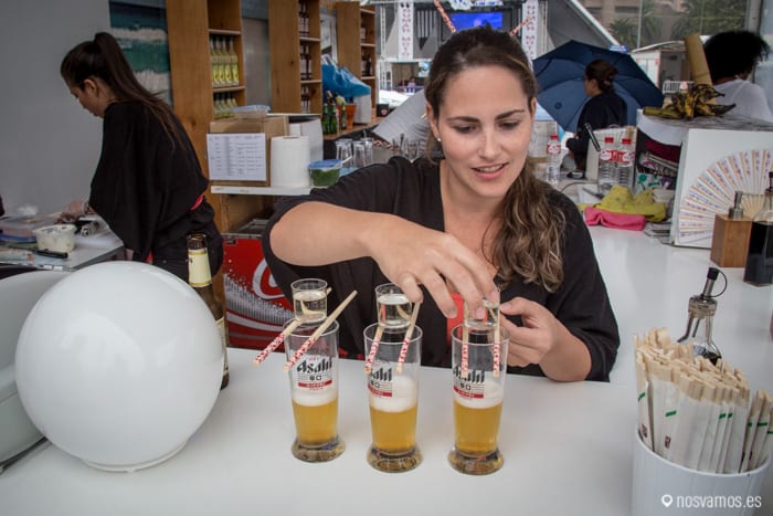 Ornela preparando unos SakeBomb — Santander, España