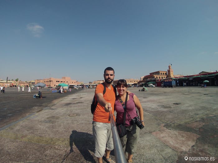 Por la mañana la plaza se limpia, la zona de los puestos de comida está vacía — Marrakech, Marruecos