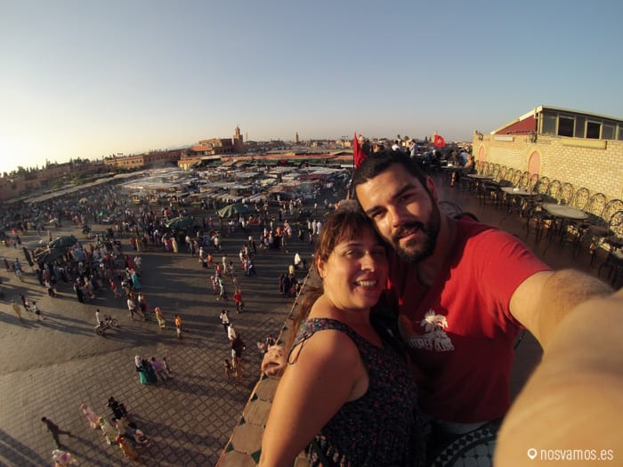 Desde cualquiera de las terrazas de la plaza hay unas vistas preciosas al atardecer — Marrakech, Marruecos