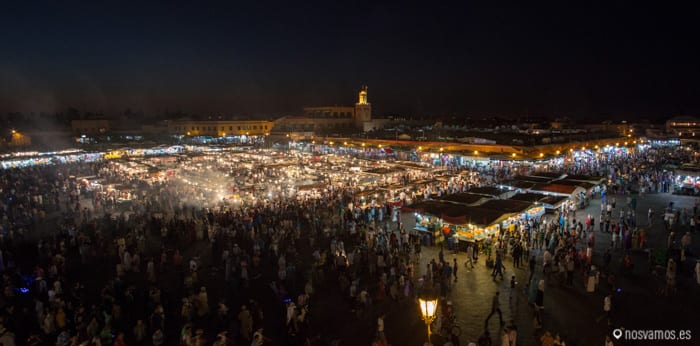 La plaza al anochecer — Marrakech, Marruecos