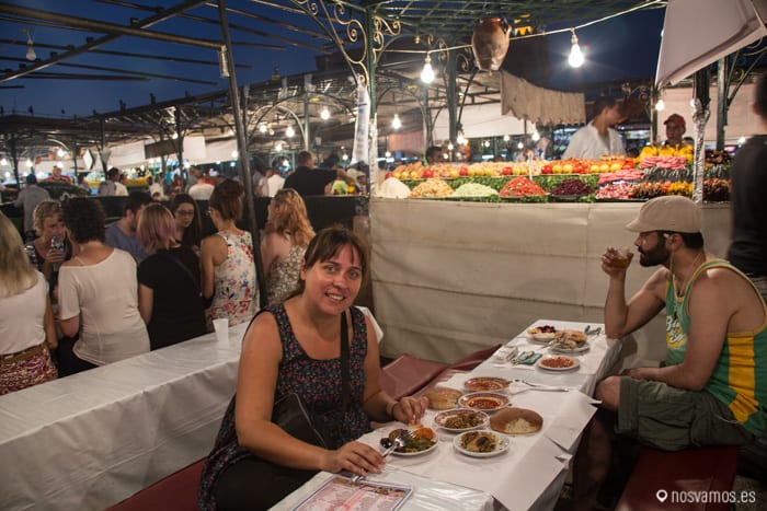 Cenando en un puesto de la plaza — Marrakech, Marruecos