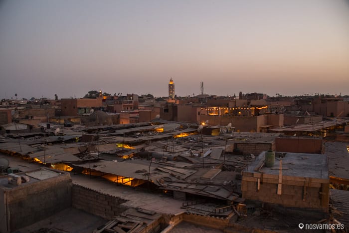 Vista de la Koutoubia desde el medio del zoco con todos los tejados del mercado de la medina — Marrakech, Marruecos