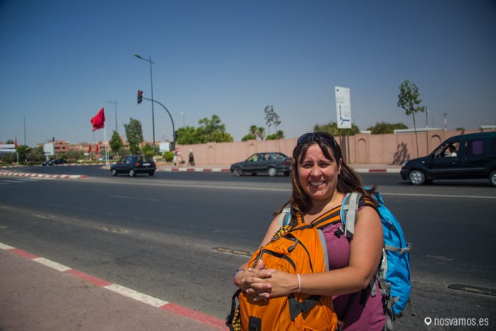 Ruth con las mochilas encima esperando el autobús — Marrakech, Marruecos