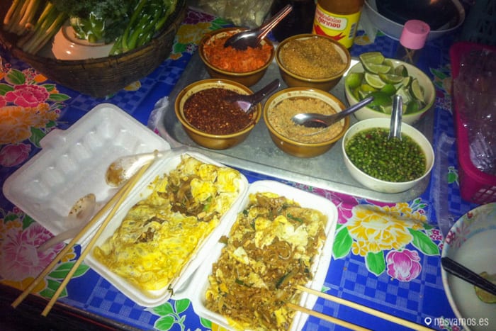 Dos pad thai con huevo de un puesto callejero de pai, de los mejores que comimos — Tailandia