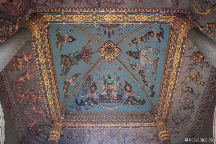 Pinturas en el techo del arco del triunfo, se ve desde la calle — Vientiane, Laos