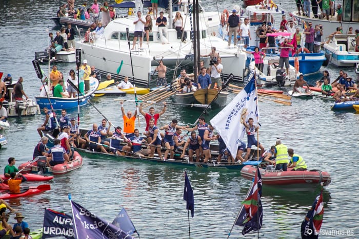 La embarcación de Urdaibai celebran la bandera — San Sebastián, España