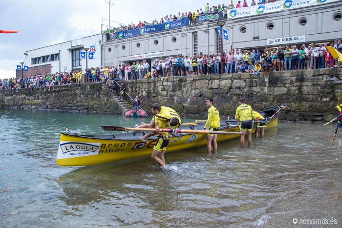 Orio embarcando en brazo a su patrón — San Sebastián, España